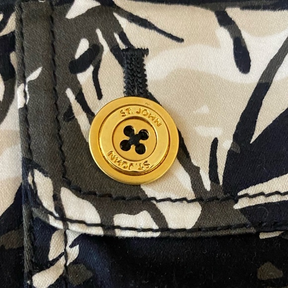 St John Black and White Floral Leaf Print Lightweight Cotton Jacket - Picture 4 of 11